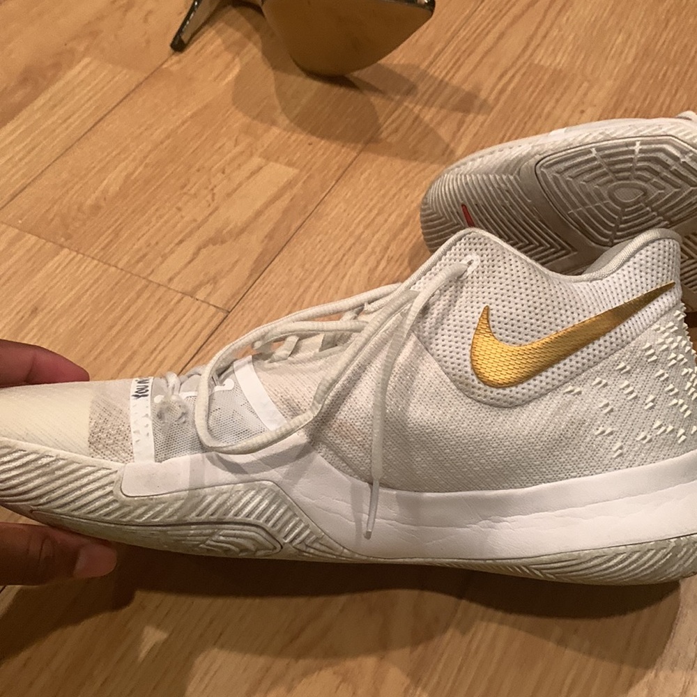 Kyrie 3 - Picture 3 of 5